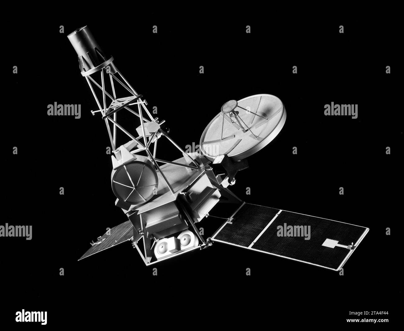USA. 28 novembre 2023. FILE: Un modello della navicella spaziale Mariner-C presso il Lewis Research Center della National Aeronautics and Space Administration (NASA) per una conferenza sulla nuova tecnologia del giugno 1964. Mariner-C e Mariner-D erano veicoli spaziali identici progettati dal Jet Propulsion Laboratory per sorvolare Marte e fotografare la superficie marziana. Il Mariner-C è stato lanciato il 4 novembre 1964, ma il convogliatore del carico utile non è stato scaricato correttamente e l'alimentazione della batteria del veicolo spaziale non ha funzionato. La missione si è conclusa senza successo due giorni dopo. Il Mariner-D è stato lanciato come progettato il 28 novembre 1964 e divenne Foto Stock