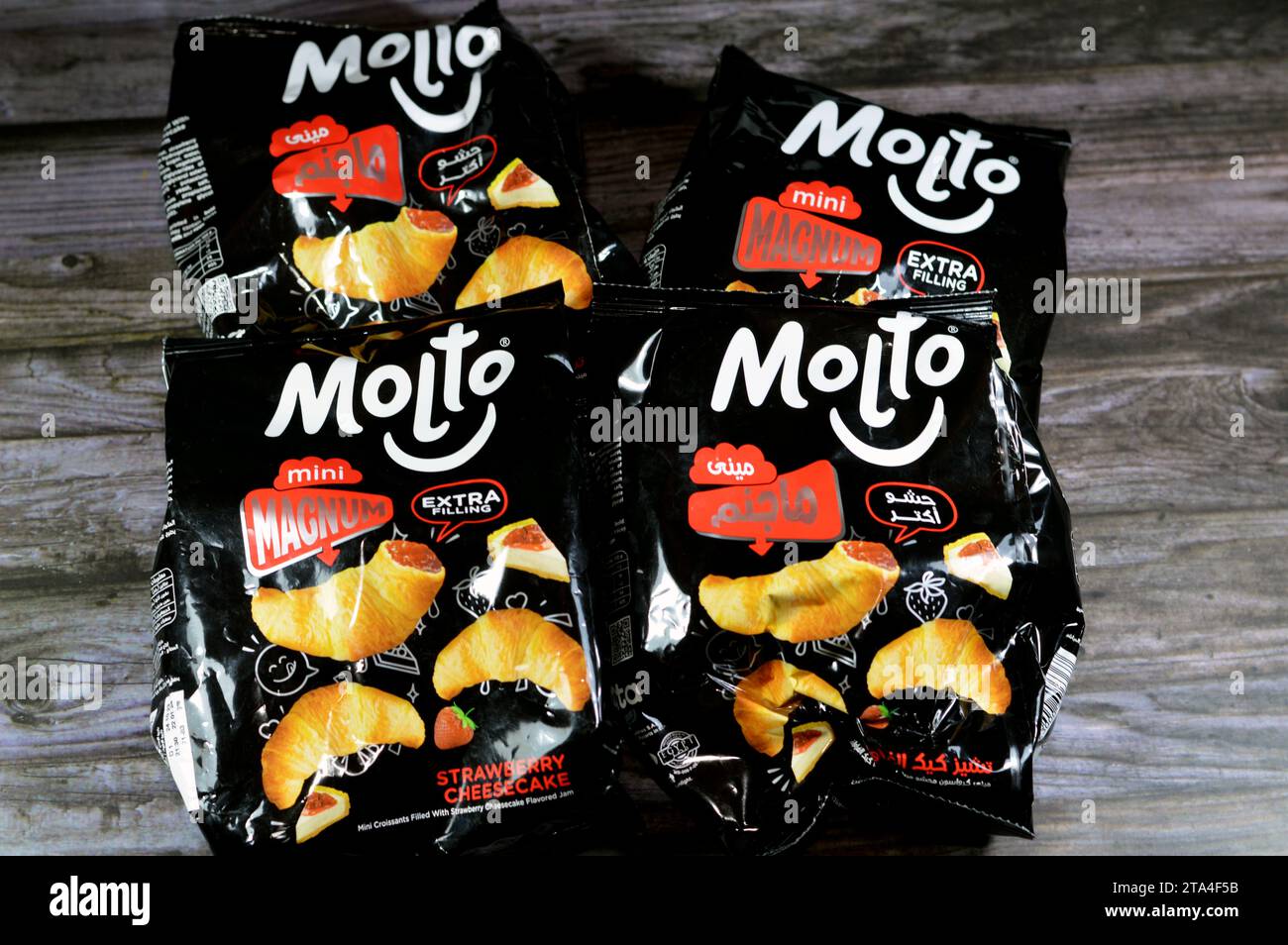 Cairo, Egitto, 4 novembre 2023: Pacchetti di mini panetterie per cheesecake alle fragole molto magnum, croissant al forno ripieni di torta al formaggio con crema di fragole, S Foto Stock