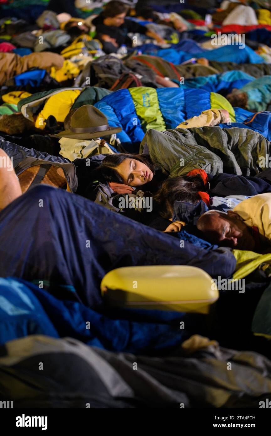 Giovani che dormono di notte nel Parque Tejo - campo da Grac. Giornate mondiali della gioventù 2023 a Lisbona, Portogallo. Foto Stock