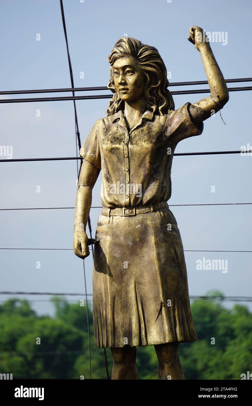 Il monumento di Marsinah. È stata insignita postumo dello Yap Thiam Hien Award, e il suo omicidio è stato ufficialmente notato dall'ILO Foto Stock