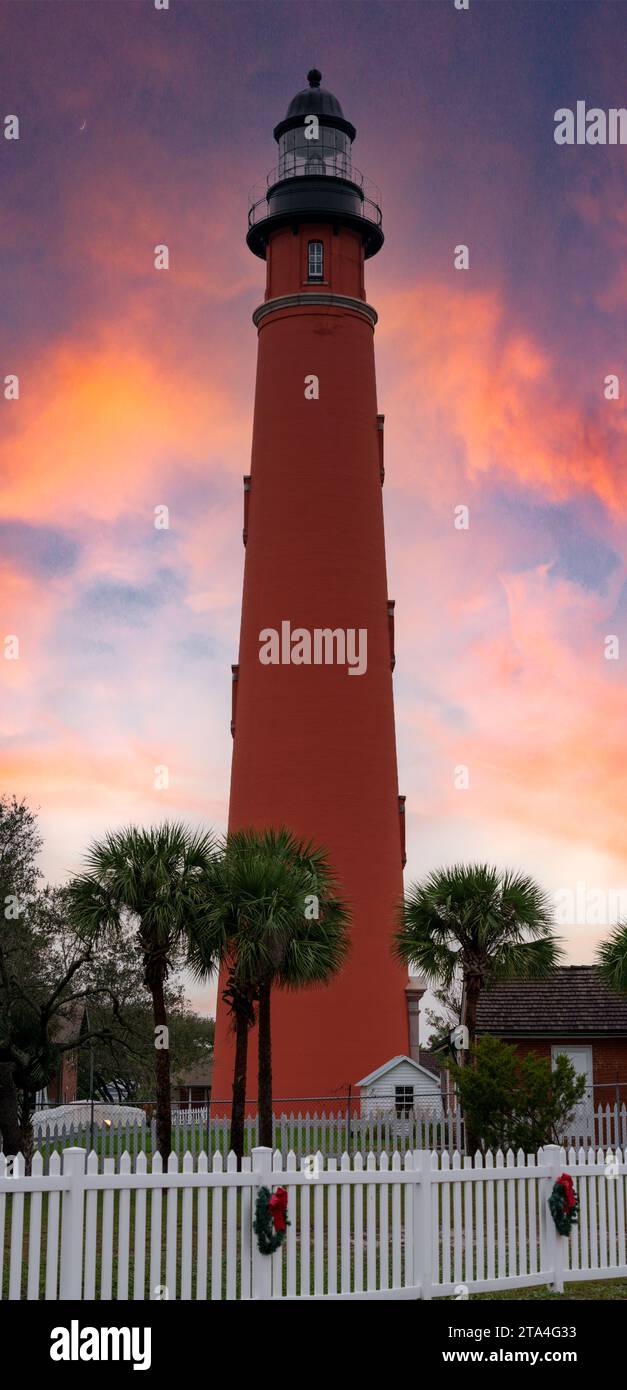 Foto verticale Faro di Ponce de Leon Inlet con spettacolare cielo al tramonto Foto Stock