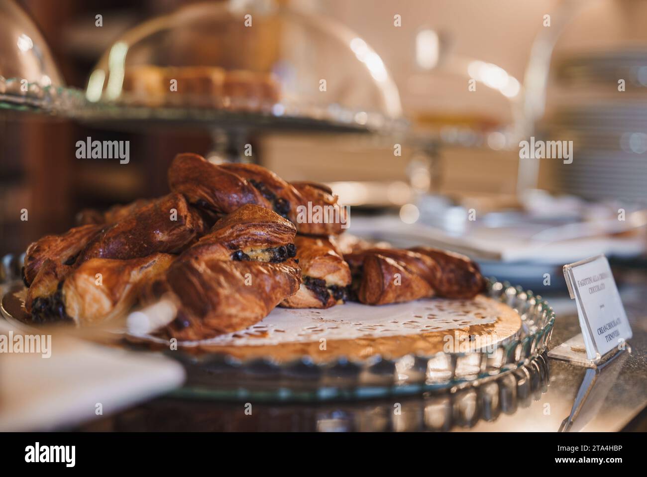 Deliziosi dolci tradizionali italiani esposti nel lussuoso ristorante Venice Foto Stock