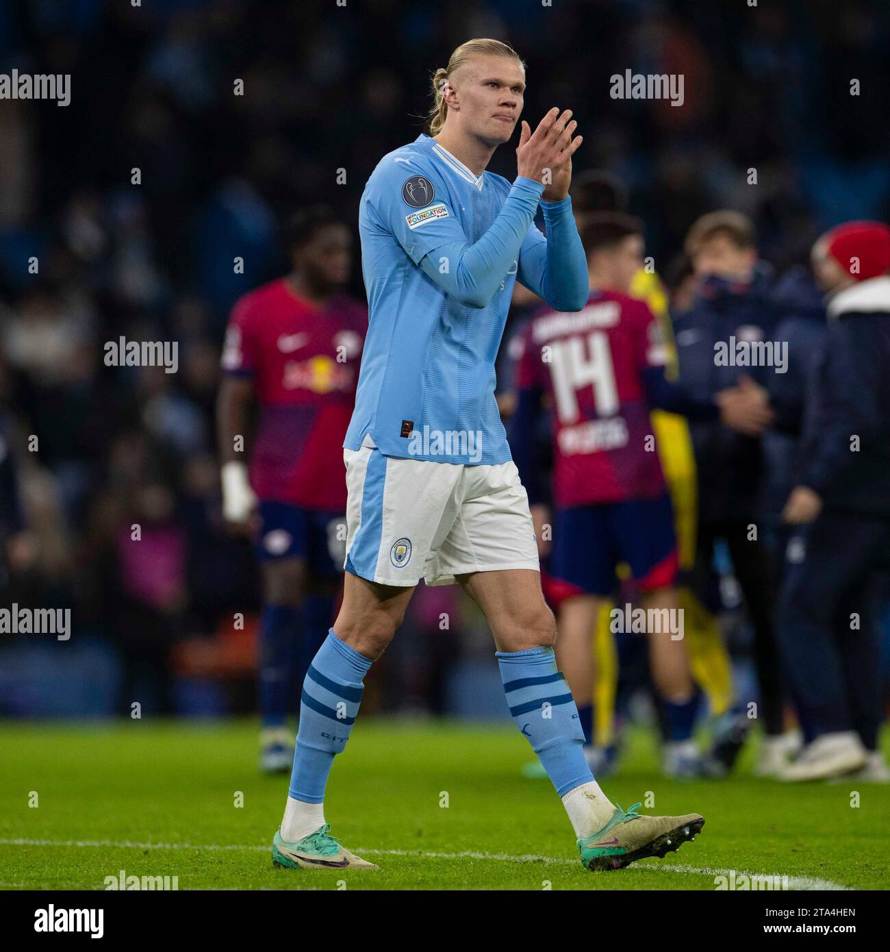 Erling Haaland #9 di Manchester City applaude i tifosi a tempo pieno durante la partita di UEFA Champions League, gruppo G tra Manchester City e RB Leipzig all'Etihad Stadium di Manchester martedì 28 novembre 2023. (Foto: Mike Morese | mi News) crediti: MI News & Sport /Alamy Live News Foto Stock