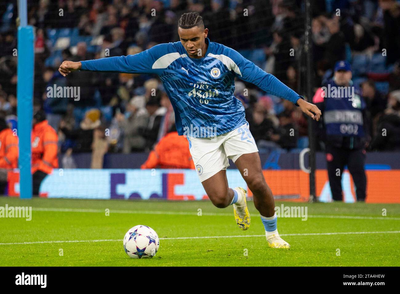 Manuel Akanji #25 del Manchester City si riscalda prima della partita durante la UEFA Champions League, gruppo G partita tra Manchester City e RB Leipzig all'Etihad Stadium di Manchester martedì 28 novembre 2023. (Foto: Mike Morese | mi News) crediti: MI News & Sport /Alamy Live News Foto Stock