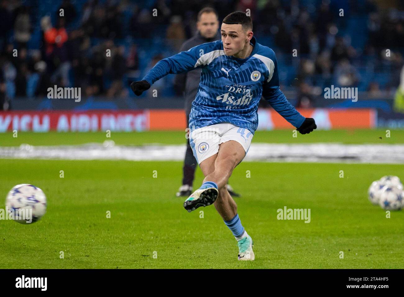 Phil Foden #47 del Manchester City si riscalda prima della partita durante la UEFA Champions League, gruppo G partita tra Manchester City e RB Leipzig all'Etihad Stadium di Manchester martedì 28 novembre 2023. (Foto: Mike Morese | mi News) crediti: MI News & Sport /Alamy Live News Foto Stock
