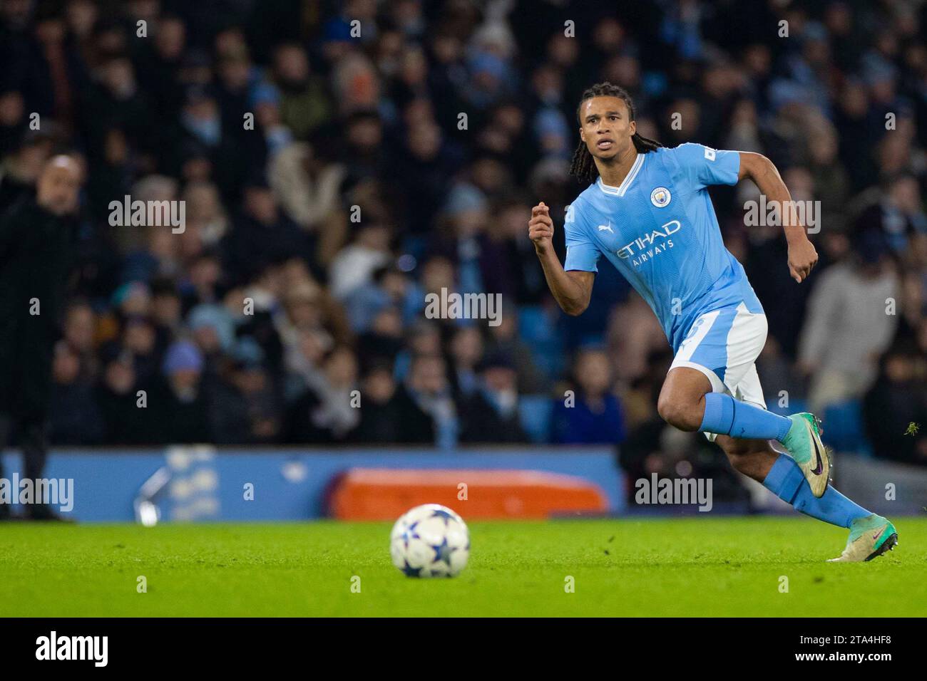 Nathan Ake n. 6 di Manchester City durante la partita di UEFA Champions League, gruppo G tra Manchester City e RB Leipzig all'Etihad Stadium di Manchester martedì 28 novembre 2023. (Foto: Mike Morese | mi News) crediti: MI News & Sport /Alamy Live News Foto Stock