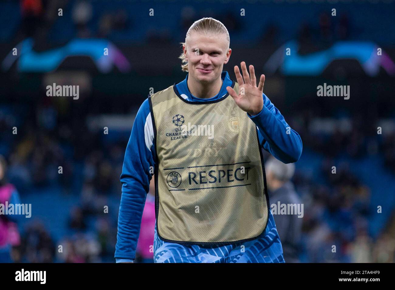 Erling Haaland #9 di Manchester City saluta i tifosi durante la partita di UEFA Champions League, gruppo G tra Manchester City e RB Leipzig all'Etihad Stadium di Manchester martedì 28 novembre 2023. (Foto: Mike Morese | mi News) crediti: MI News & Sport /Alamy Live News Foto Stock