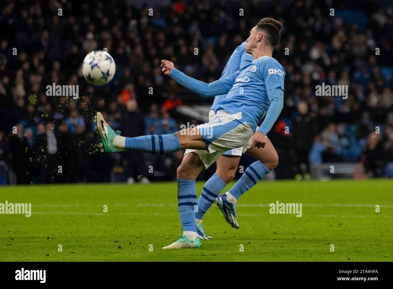 Phil Foden #47 del Manchester City libera l'area durante la partita di UEFA Champions League, gruppo G tra Manchester City e RB Leipzig all'Etihad Stadium di Manchester martedì 28 novembre 2023. (Foto: Mike Morese | mi News) crediti: MI News & Sport /Alamy Live News Foto Stock