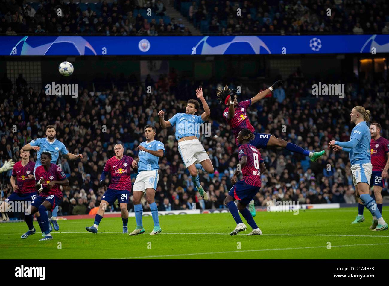 Rúben Dias #3 di Manchester City è a capo del pallone durante la partita di UEFA Champions League, gruppo G tra Manchester City e RB Leipzig all'Etihad Stadium di Manchester martedì 28 novembre 2023. (Foto: Mike Morese | mi News) crediti: MI News & Sport /Alamy Live News Foto Stock