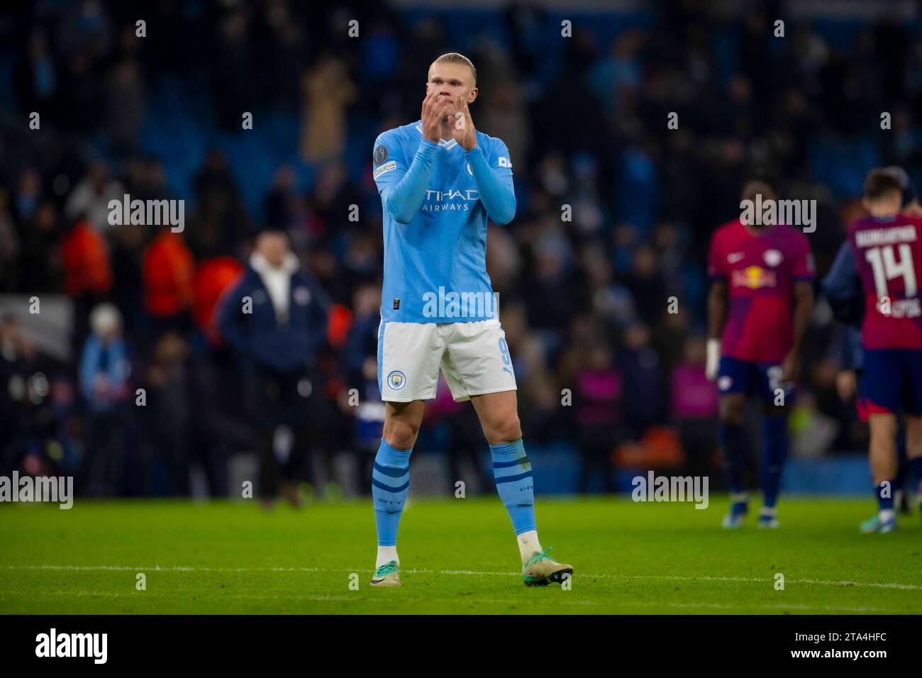 Erling Haaland #9 di Manchester City applaude i tifosi a tempo pieno durante la partita di UEFA Champions League, gruppo G tra Manchester City e RB Leipzig all'Etihad Stadium di Manchester martedì 28 novembre 2023. (Foto: Mike Morese | mi News) crediti: MI News & Sport /Alamy Live News Foto Stock
