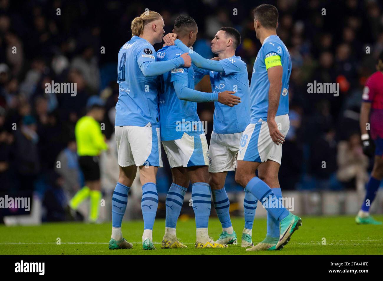 I giocatori del Manchester City festeggiano a tempo pieno durante la partita di UEFA Champions League, gruppo G tra Manchester City e RB Leipzig presso l'Etihad Stadium di Manchester martedì 28 novembre 2023. (Foto: Mike Morese | mi News) crediti: MI News & Sport /Alamy Live News Foto Stock
