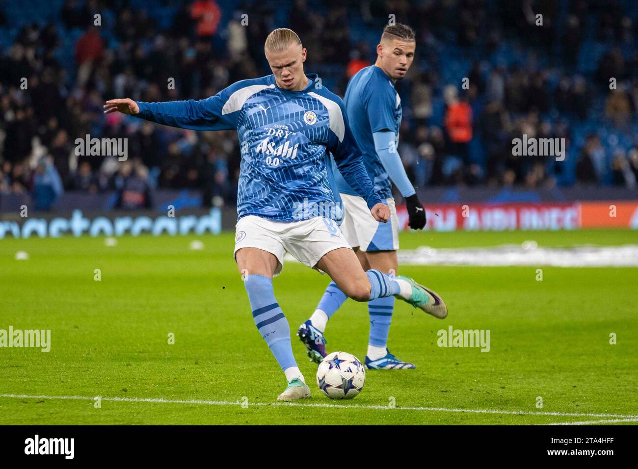 Erling Haaland #9 di Manchester City si riscalda prima della partita durante la UEFA Champions League, gruppo G partita tra Manchester City e RB Leipzig all'Etihad Stadium di Manchester martedì 28 novembre 2023. (Foto: Mike Morese | mi News) crediti: MI News & Sport /Alamy Live News Foto Stock
