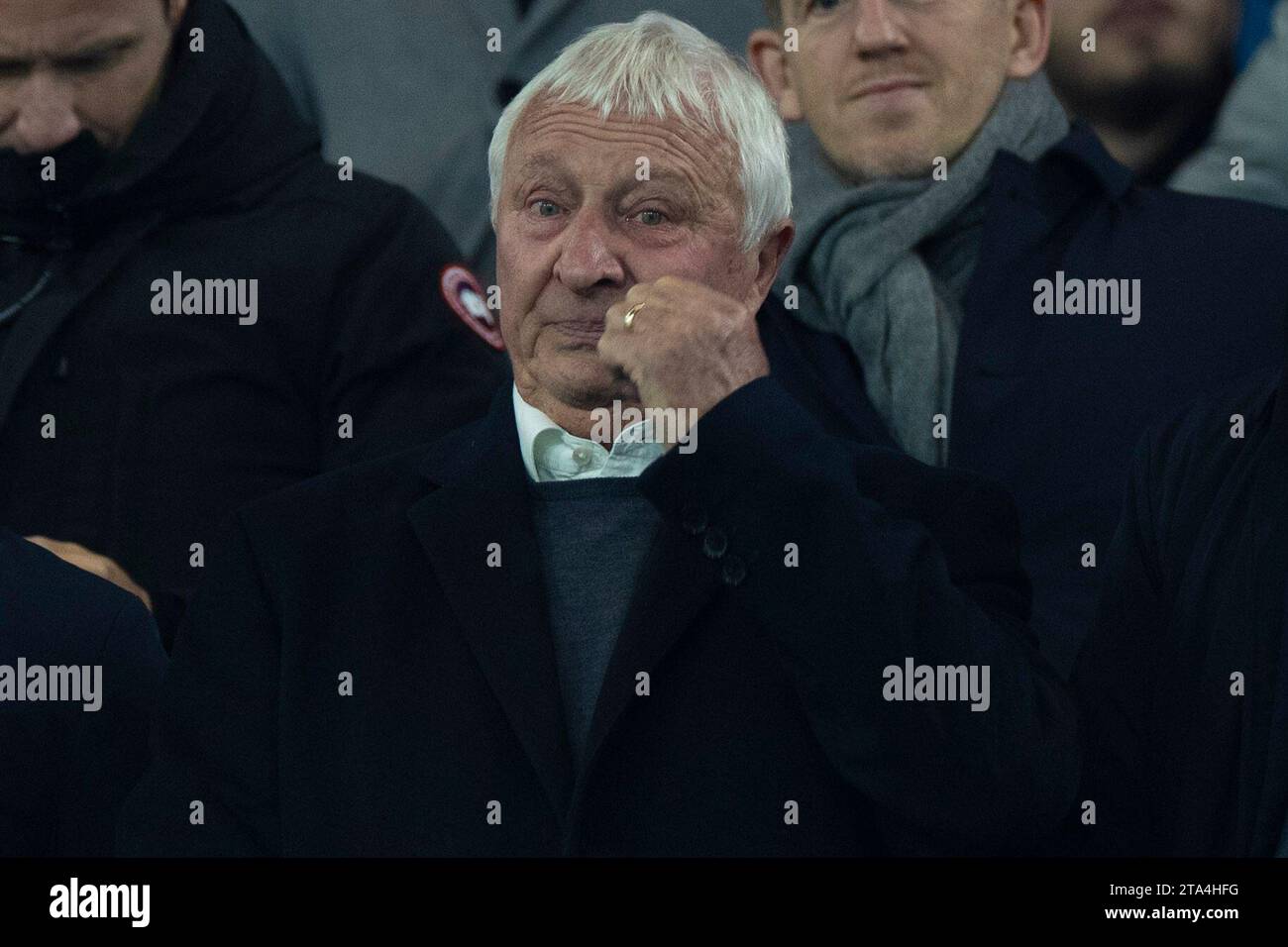 Mike Summerbee durante la partita di UEFA Champions League, gruppo G tra Manchester City e RB Leipzig all'Etihad Stadium di Manchester martedì 28 novembre 2023. (Foto: Mike Morese | mi News) crediti: MI News & Sport /Alamy Live News Foto Stock