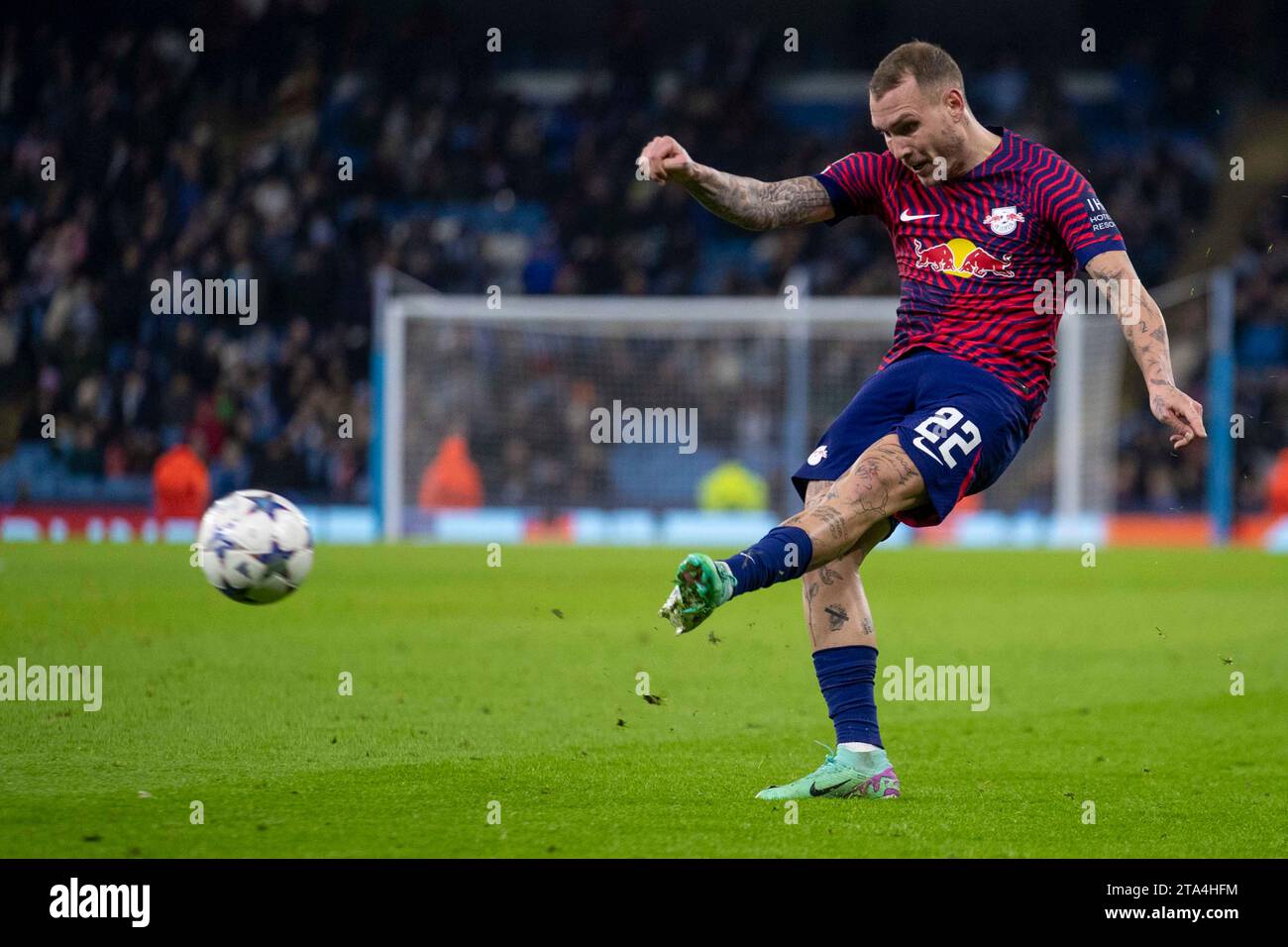 David Raum #22 del RB Leipzig attraversa la palla durante la partita di UEFA Champions League, gruppo G tra Manchester City e RB Leipzig all'Etihad Stadium di Manchester martedì 28 novembre 2023. (Foto: Mike Morese | mi News) crediti: MI News & Sport /Alamy Live News Foto Stock