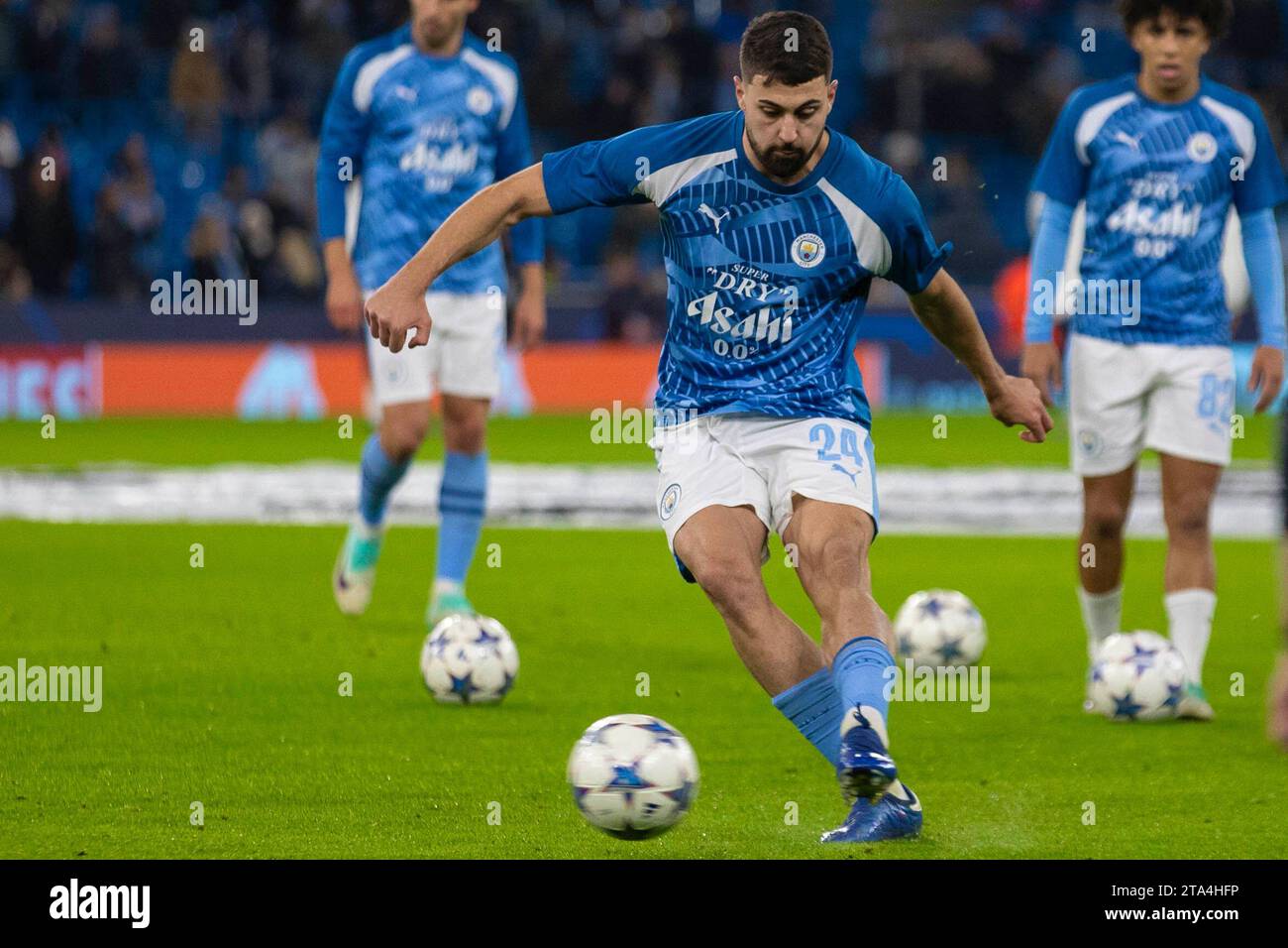 Josko Gvardiol #24 del Manchester City si riscalda prima della partita durante la UEFA Champions League, gruppo G partita tra Manchester City e RB Leipzig all'Etihad Stadium di Manchester martedì 28 novembre 2023. (Foto: Mike Morese | mi News) crediti: MI News & Sport /Alamy Live News Foto Stock