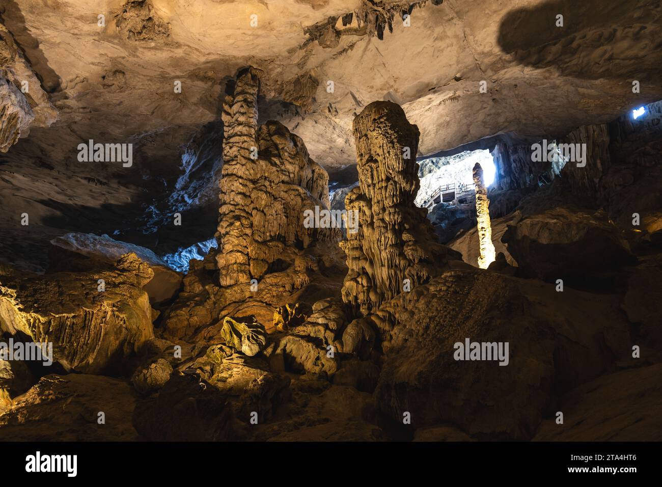 Surprise Cave, nota anche come Sung Sot Cave, situata nella baia di ha long, vietnam Foto Stock