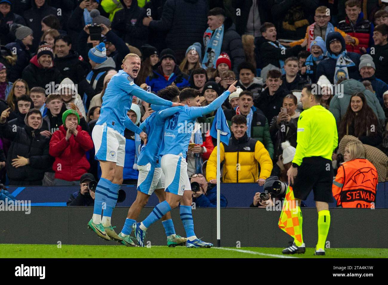 Goal 3-2 Julian Álvarez #19 del Manchester City celebra il suo gol durante la partita di UEFA Champions League, gruppo G tra Manchester City e RB Leipzig all'Etihad Stadium di Manchester martedì 28 novembre 2023. (Foto: Mike Morese | mi News) crediti: MI News & Sport /Alamy Live News Foto Stock
