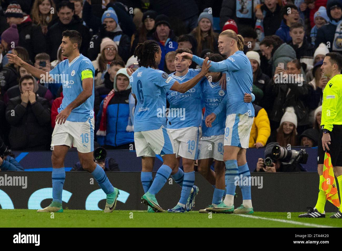 Goal 3-2 Julian Álvarez #19 del Manchester City celebra il suo gol durante la partita di UEFA Champions League, gruppo G tra Manchester City e RB Leipzig all'Etihad Stadium di Manchester martedì 28 novembre 2023. (Foto: Mike Morese | mi News) crediti: MI News & Sport /Alamy Live News Foto Stock