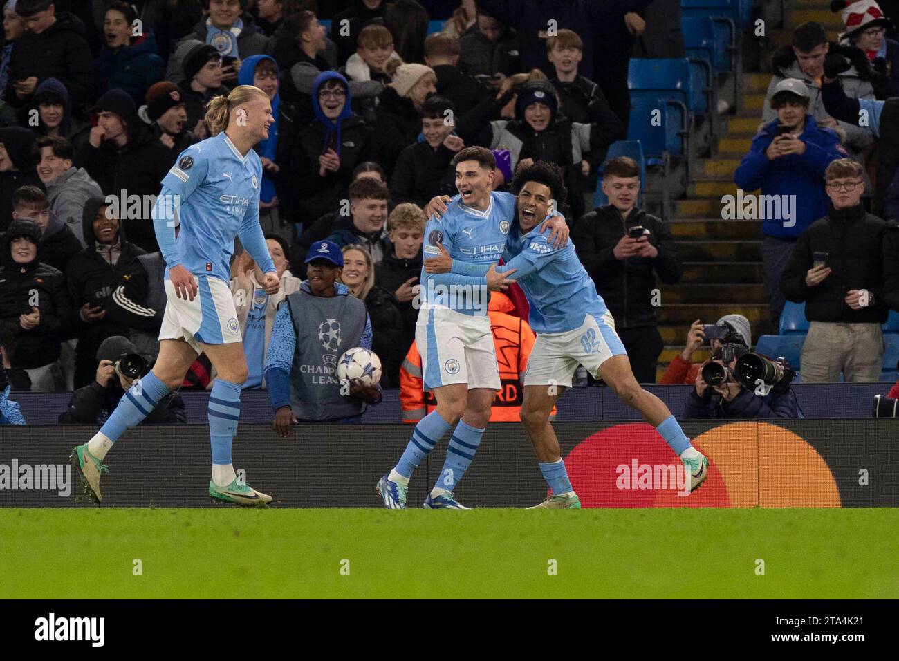 Goal 3-2 Julian Álvarez #19 del Manchester City celebra il suo gol durante la partita di UEFA Champions League, gruppo G tra Manchester City e RB Leipzig all'Etihad Stadium di Manchester martedì 28 novembre 2023. (Foto: Mike Morese | mi News) crediti: MI News & Sport /Alamy Live News Foto Stock