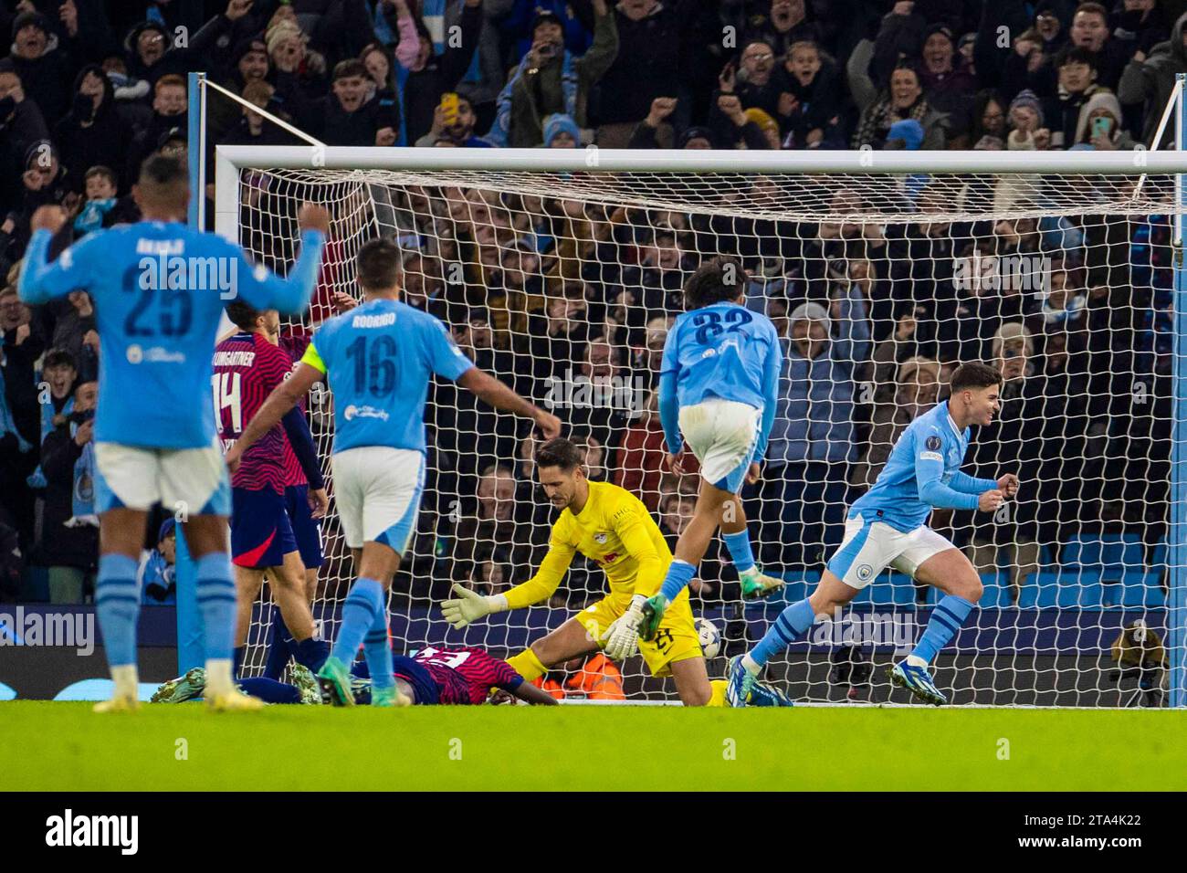 Goal 3-2 Julian Álvarez #19 del Manchester City celebra il suo gol durante la partita di UEFA Champions League, gruppo G tra Manchester City e RB Leipzig all'Etihad Stadium di Manchester martedì 28 novembre 2023. (Foto: Mike Morese | mi News) crediti: MI News & Sport /Alamy Live News Foto Stock