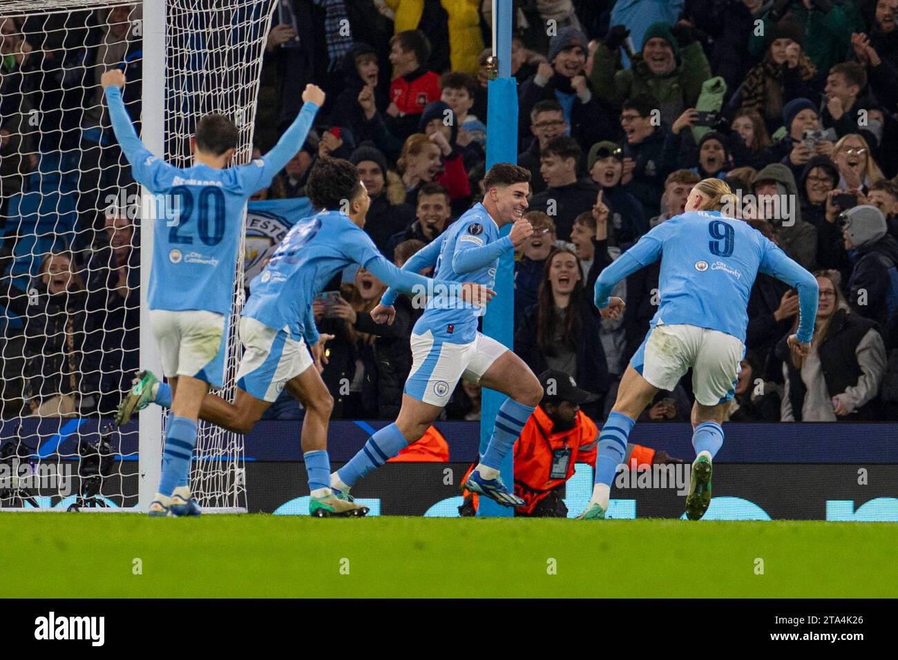 Goal 3-2 Julian Álvarez #19 del Manchester City celebra il suo gol durante la partita di UEFA Champions League, gruppo G tra Manchester City e RB Leipzig all'Etihad Stadium di Manchester martedì 28 novembre 2023. (Foto: Mike Morese | mi News) crediti: MI News & Sport /Alamy Live News Foto Stock