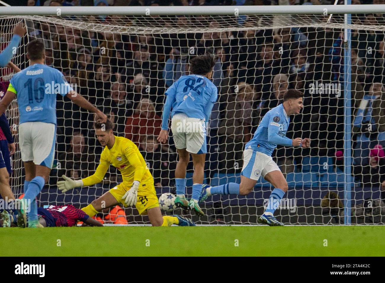 Goal 3-2 Julian Álvarez #19 del Manchester City celebra il suo gol durante la partita di UEFA Champions League, gruppo G tra Manchester City e RB Leipzig all'Etihad Stadium di Manchester martedì 28 novembre 2023. (Foto: Mike Morese | mi News) crediti: MI News & Sport /Alamy Live News Foto Stock