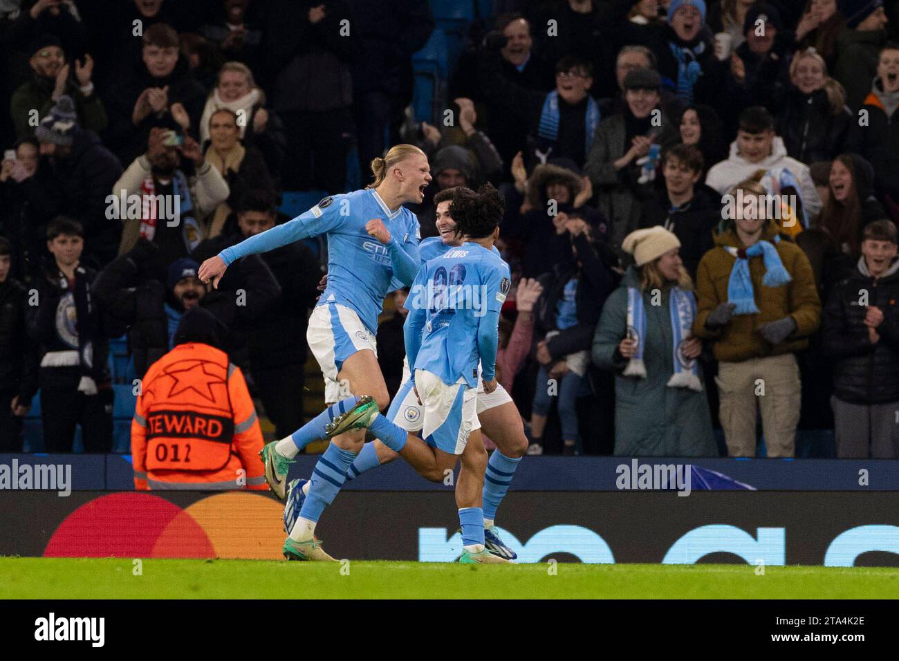 Goal 3-2 Julian Álvarez #19 del Manchester City celebra il suo gol durante la partita di UEFA Champions League, gruppo G tra Manchester City e RB Leipzig all'Etihad Stadium di Manchester martedì 28 novembre 2023. (Foto: Mike Morese | mi News) crediti: MI News & Sport /Alamy Live News Foto Stock