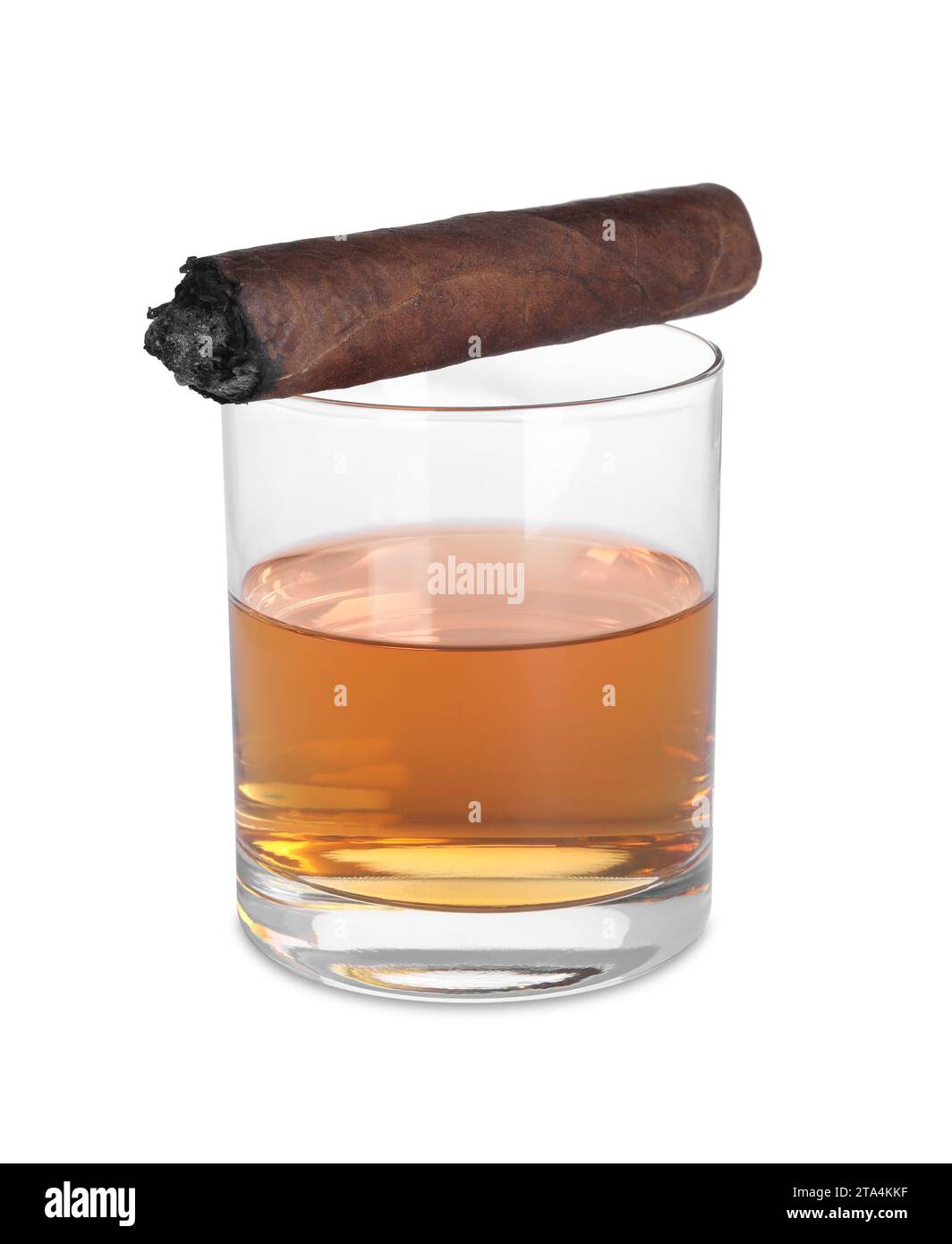 Bicchiere di whisky e sigaro bruciato isolato su bianco Foto Stock