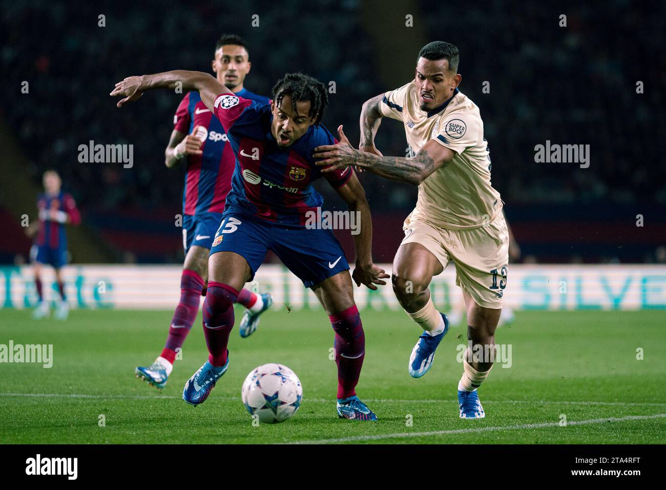 Barcellona, Spagna. 28 novembre 2023. Jules Kounde (C) di Barcellona si mette in contatto con Galeno di Porto durante la partita del gruppo H di UEFA Champions League tra FC Barcelona e FC Porto a Barcellona, Spagna, il 28 novembre 2023. Crediti: Joan Gosa/Xinhua/Alamy Live News Foto Stock