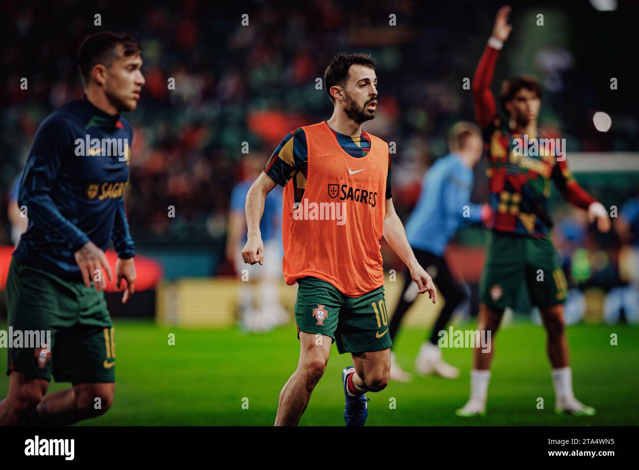 Bruno Fernandes durante il riscaldamento prima della partita di qualificazione a Euro 2024 tra le nazionali di Portogallo e Islanda, Estadio Jose Alvalade, Lisbona, Foto Stock