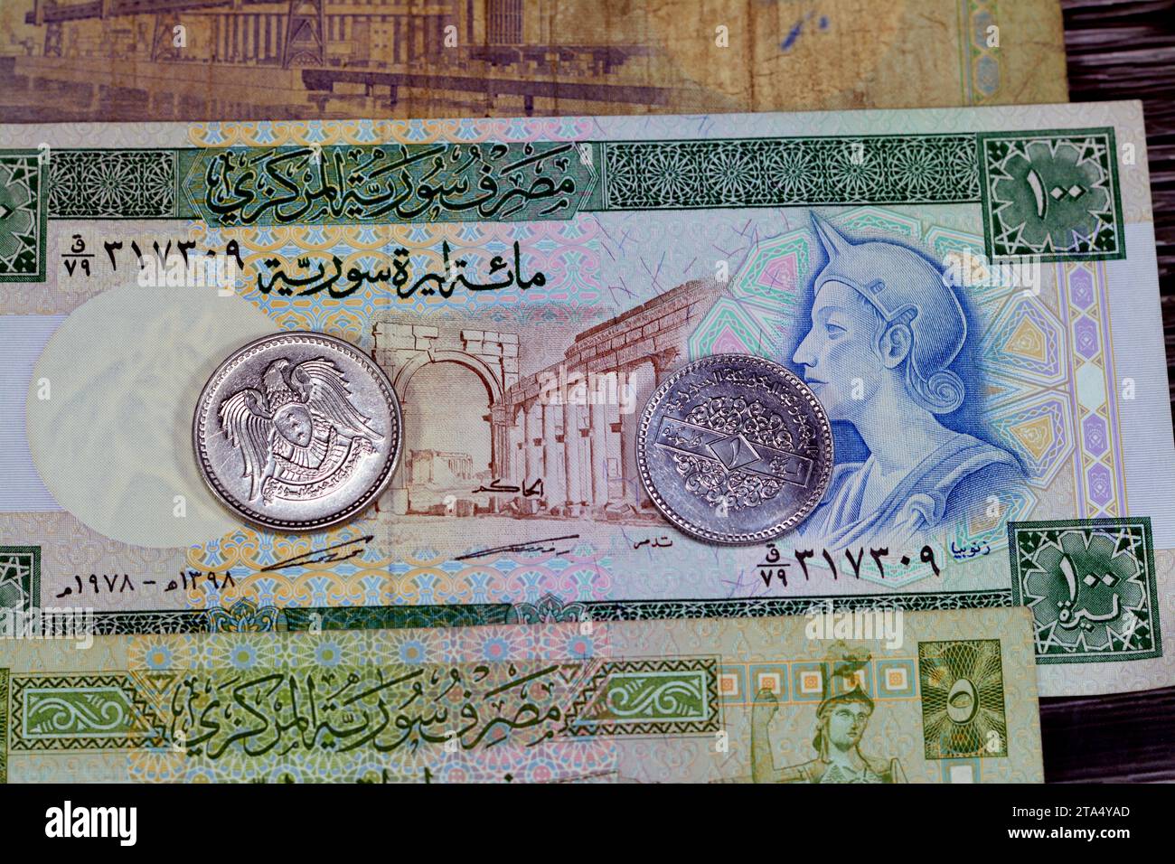 Moneta siriana sfondo di vecchie monete e banconote di Livres Liras di epoche diverse, vecchie monete e banconote retrò della Siria, tasso di cambio, eco Foto Stock