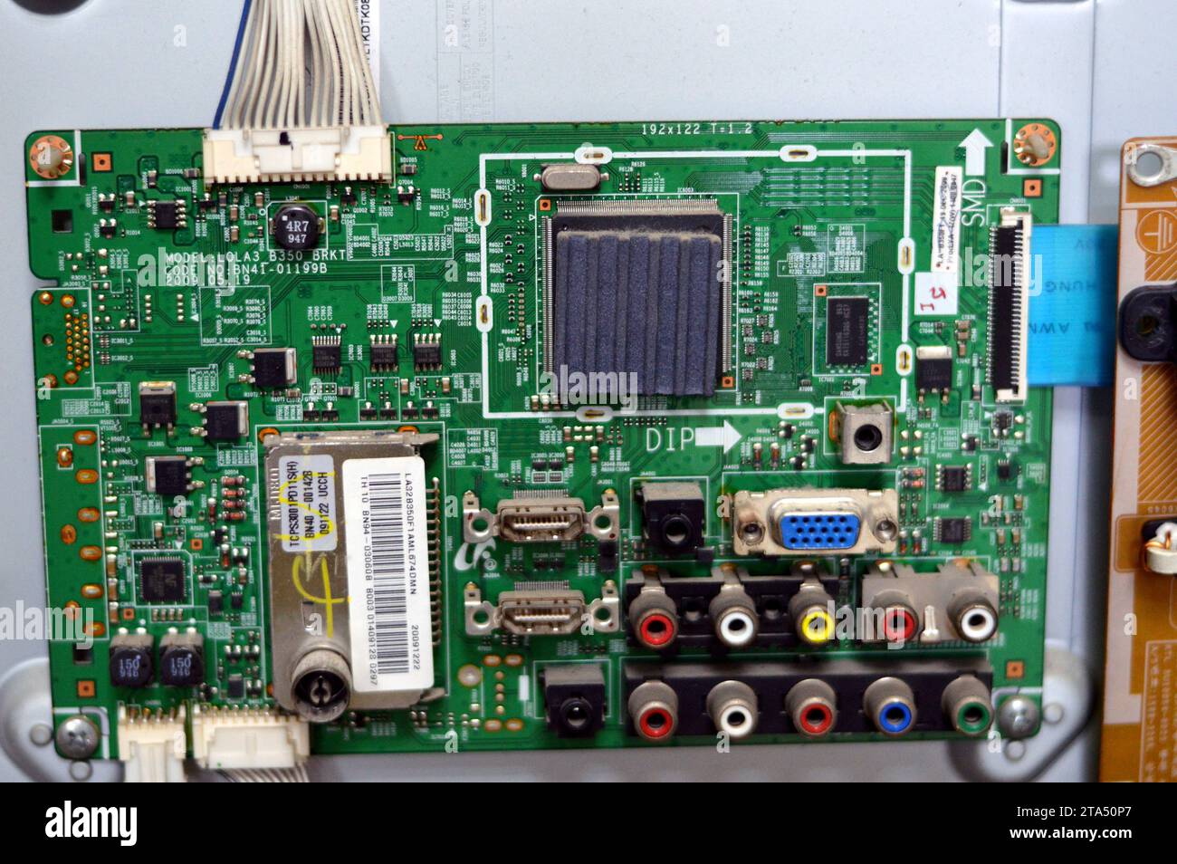 Cairo, Egitto, 1° novembre 2023: Interno del circuito di alimentazione della scheda principale del televisore LCD, fili, trasformatori, resistenza, IC, condensatori, riparazione falena Foto Stock