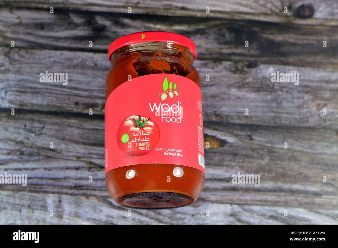 Cairo, Egitto, 1 novembre 2023: Salsa di pomodoro Wadi Food, pasta di pomodori, azienda alimentare Wadi per conserve alimentari per industrie alimentari, focu selettiva Foto Stock
