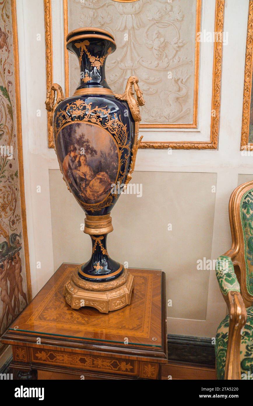 Vaso decorato in blu e oro in stile veneziano sul tavolo negli interni delle camere Classic Foto Stock