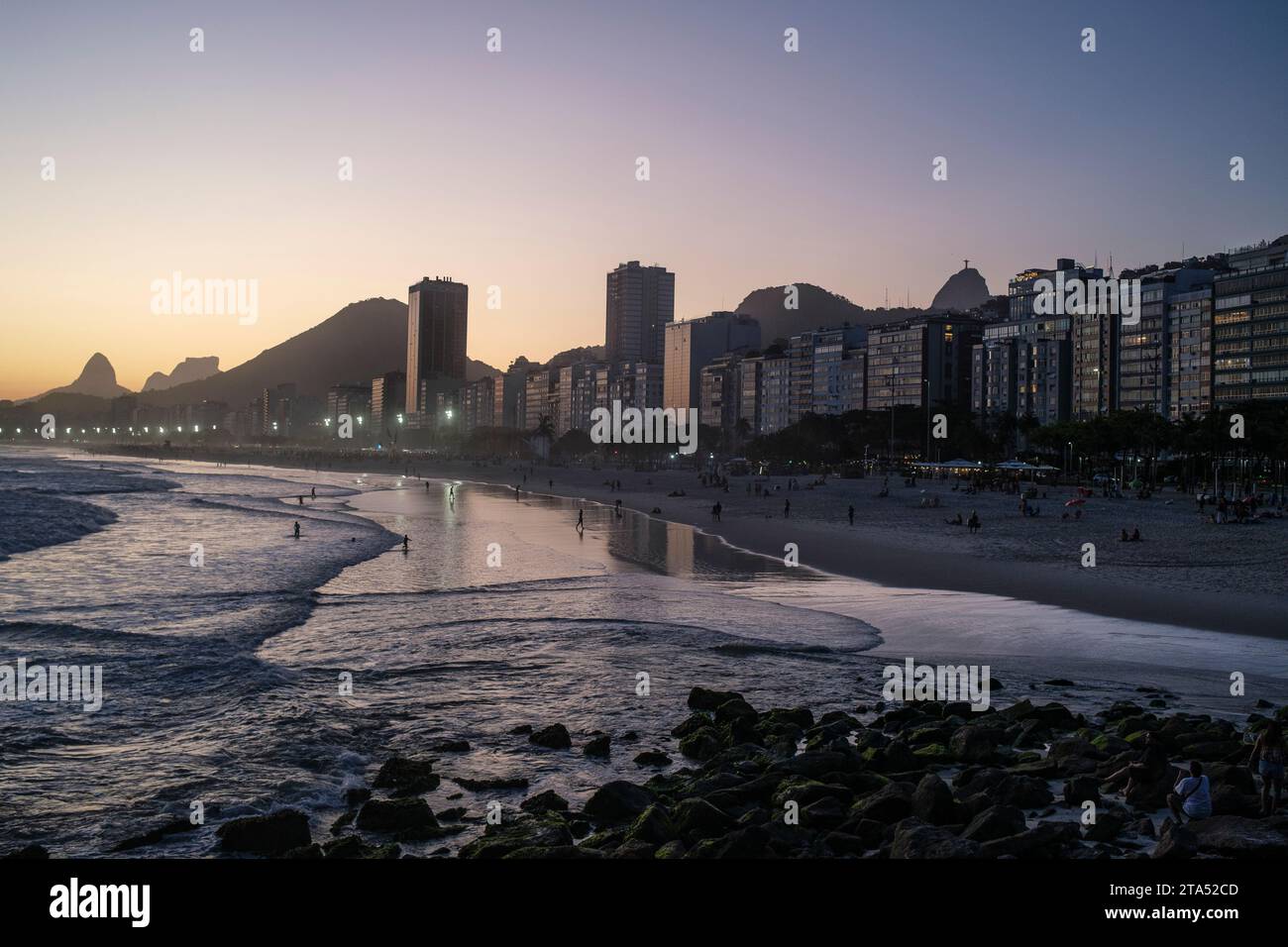 Spiaggia di Leme e Copacabana al tramonto, Rio de Janeiro, Brasile. Cristo Redentore, proprio dietro gli edifici sul lungomare. Foto Stock