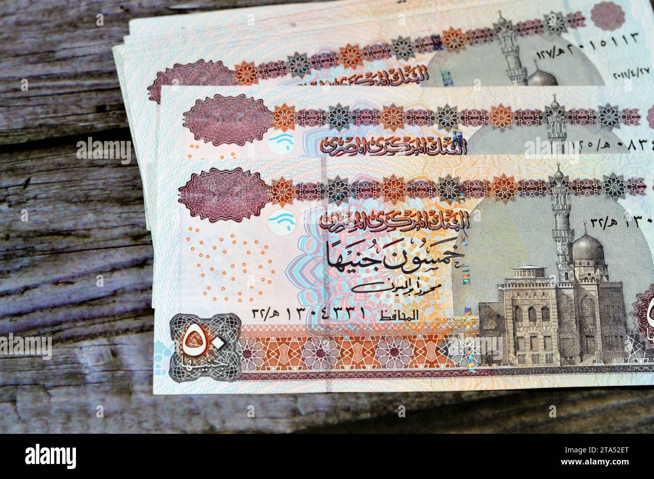 Lati opposti della serie di banconote LE Fifty Egyptian Pounds 50 2001 presenta la Moschea Abu Hurayba (Moschea Qijmas al-Ishaqi), fuoco selettivo della m egiziana Foto Stock