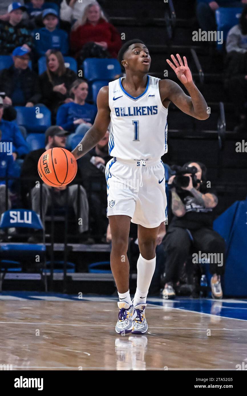 28 NOVEMBRE 2023: La guardia di Saint Louis Billikens Cian Medley (1) chiama la partita mentre scende in campo in una partita di stagione regolare dove gli Utah State Aggies visitano i St. Louis Billikens. Si tiene alla Chaifetz Arena di St. Louis, Missouri mercoledì 28 novembre 2023 Richard Ulreich/CSM Foto Stock