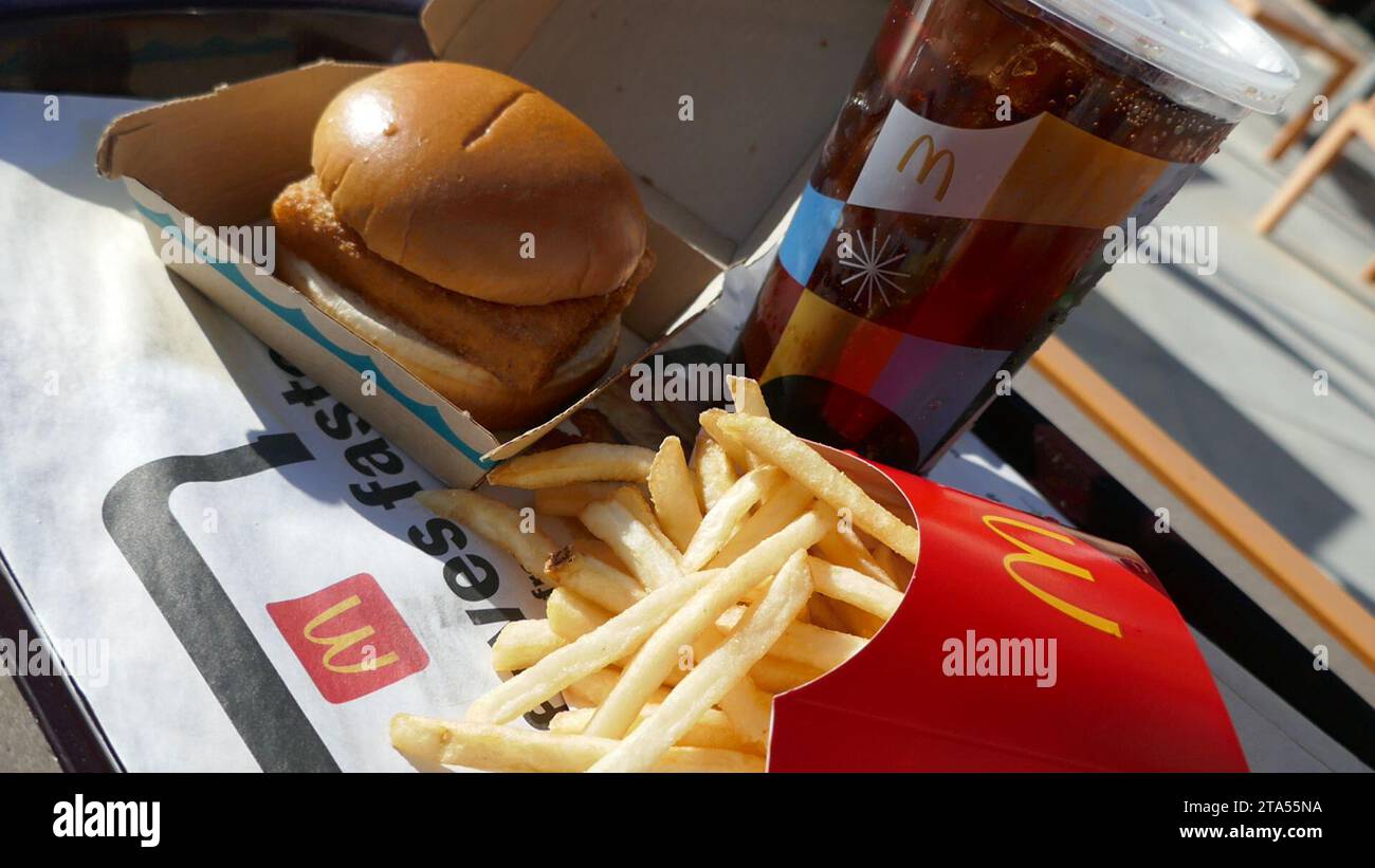 Los Angeles, California, USA 28 novembre 2023 A General view of McDonalds Fish Fillet and French Fries il 28 novembre 2023 a Los Angeles, California, USA. Foto di Barry King/Alamy Stock Photo Foto Stock