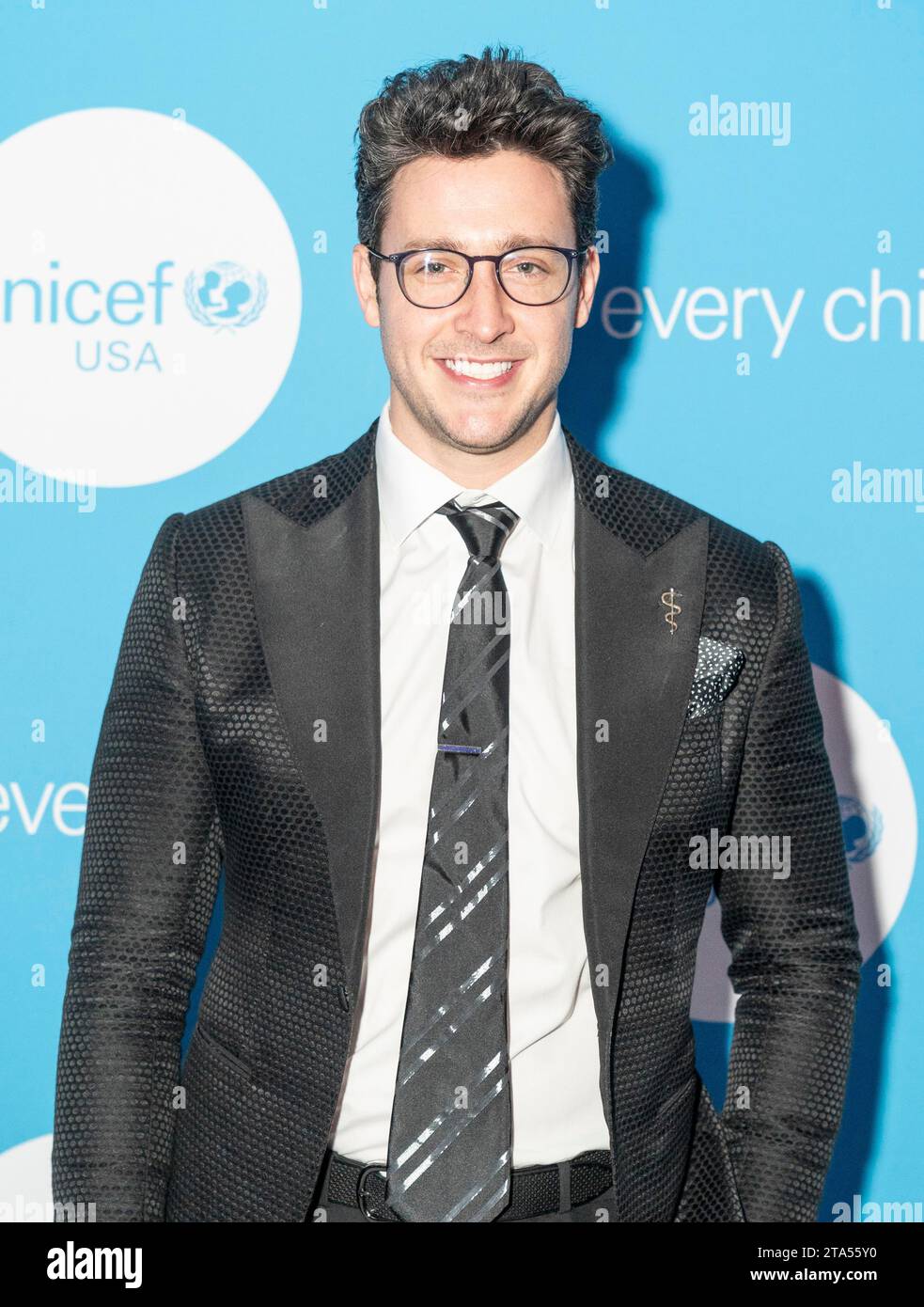 New York, New York, USA. 28 novembre 2023. Dr. Mikhail ''Mike'' Varshavski partecipa all'UNICEF Gala 2023 a Cipriani Wall Street a New York il 28 novembre 2023 (Credit Image: © Lev Radin/ZUMA Press Wire) SOLO PER USO EDITORIALE! Non per USO commerciale! Foto Stock