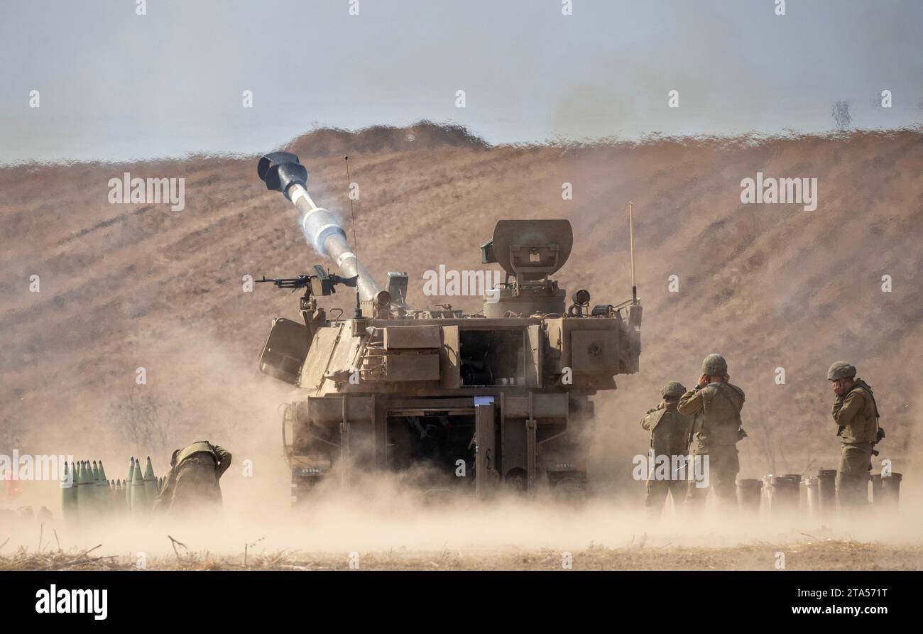 Israele. 11 ottobre 2023. Un canone israeliano semovente da 155 mm Howitzer spara il suo canone nella Striscia di Gaza da un'area di sosta nel sud di Israele non lontano dal confine con la Striscia di Gaza, l'11 ottobre 2023. Israele sta effettuando continui attacchi aerei e sbarramenti di artiglieria nella Striscia di Gaza il 25 ottobre 2023 in preparazione di un'invasione terrestre. Hamas ha massacrato circa 1.400 israeliani il 7 ottobre 2023 e ha preso più di 200 israeliani come ostaggi nella Striscia di Gaza. Quattro di questi sono stati rilasciati negli ultimi giorni. Foto di Jim Hollander/UPI Credit: UPI/Alamy Live News Foto Stock