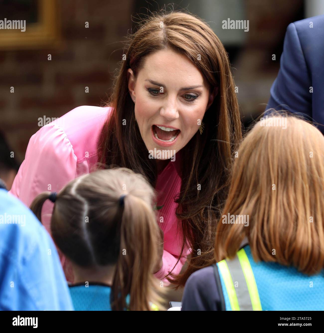 Londra, Regno Unito. 22nd maggio, 2023. Catherine la principessa del Galles interagisce con i bambini della scuola durante la sua visita ad un giardino al Chelsea Flower Show 2023 di Londra lunedì 22 maggio 2023. Foto di Hugo Philpott/UPI Credit: UPI/Alamy Live News Foto Stock