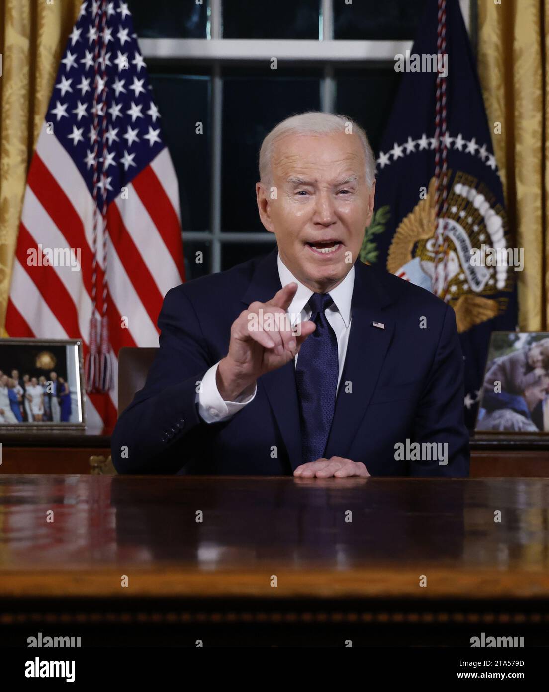Washington, Stati Uniti. 19 ottobre 2023. Il presidente Joe Biden pronuncia un discorso in prima serata alla nazione circa i suoi approcci al conflitto tra Israele e Hamas, l'assistenza umanitaria a Gaza e il continuo sostegno all'Ucraina nella loro guerra con la Russia, dall'Ufficio ovale della Casa Bianca a Washington DC, giovedì 19 ottobre 2023. Foto piscina di Jonathan Ernst/UPI credito: UPI/Alamy Live News Foto Stock Washington, Stati Uniti. 19 ottobre 2023. Il presidente Joe Biden pronuncia un discorso in prima serata alla nazione circa i suoi approcci al conflitto tra Israele e Hamas, l'assistenza umanitaria a Gaza e il continuo sostegno all'Ucraina nella loro guerra con la Russia, dall'Ufficio ovale della Casa Bianca a Washington DC, giovedì 19 ottobre 2023. Foto piscina di Jonathan Ernst/UPI credito: UPI/Alamy Live News Foto Stock