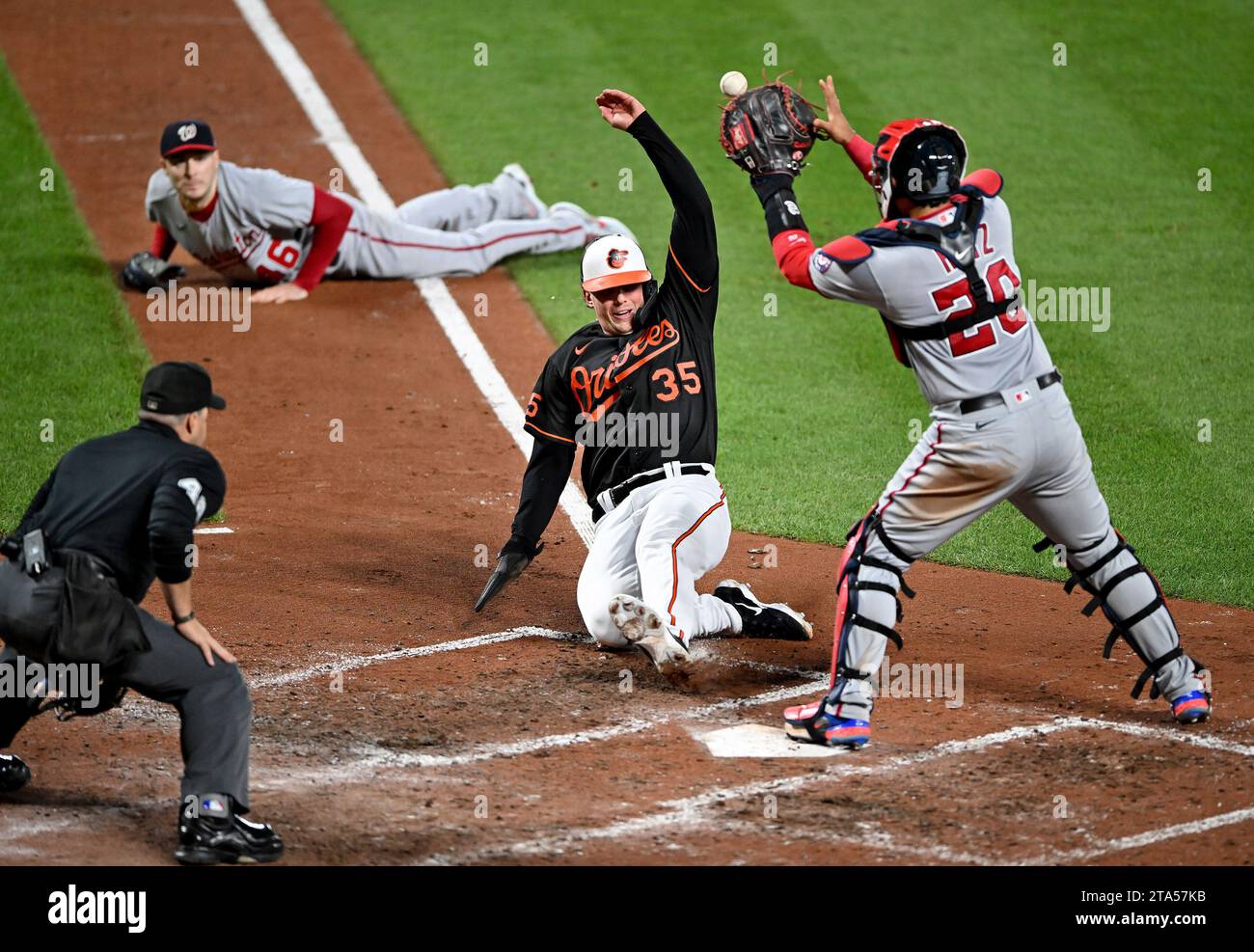 Baltimora, Stati Uniti. 27 settembre 2023. Adley Rutschman dei Baltimore Orioles (35) viene forzato in casa a un tiro dal lanciatore titolare dei Washington Nationals Patrick Corbin (46) al ricevitore Keibert Ruiz (20) dopo un Grounder colpito da Gunnar Henderson degli Orioles durante il quinto inning di una gara inter-League a Camden Yards a Baltimora, Maryland, mercoledì 27 settembre 2023. Foto di David Tulis/UPI credito: UPI/Alamy Live News Foto Stock
