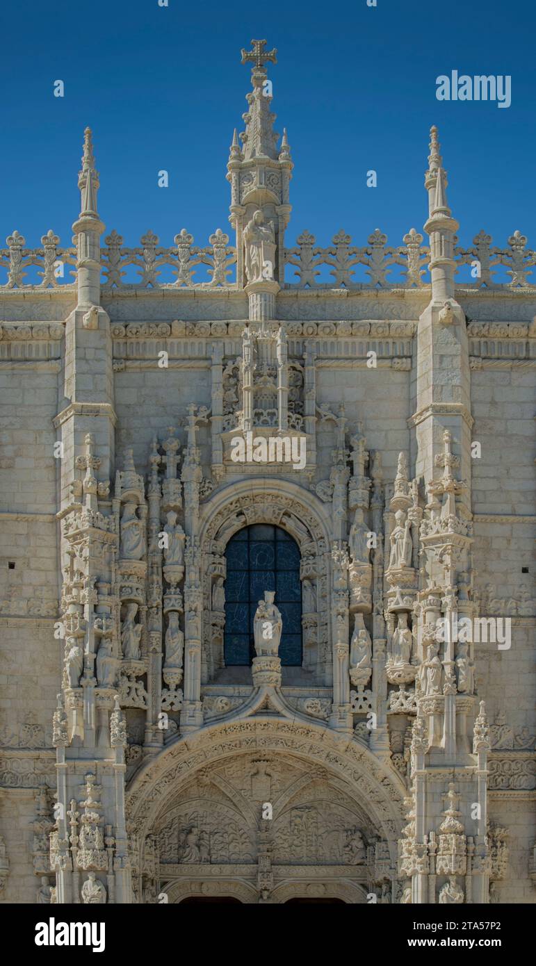 Chiesa di Santa Maria de Belem, Lisbona, Portogallo. Il Southern Portal, Portal sul. Figure scolpite raffiguranti scene della vita di San Girolamo con una statua di Enrico il Navigatore al centro sopra le porte della chiesa del XV secolo che si affaccia sul fiume Tago. Foto Stock