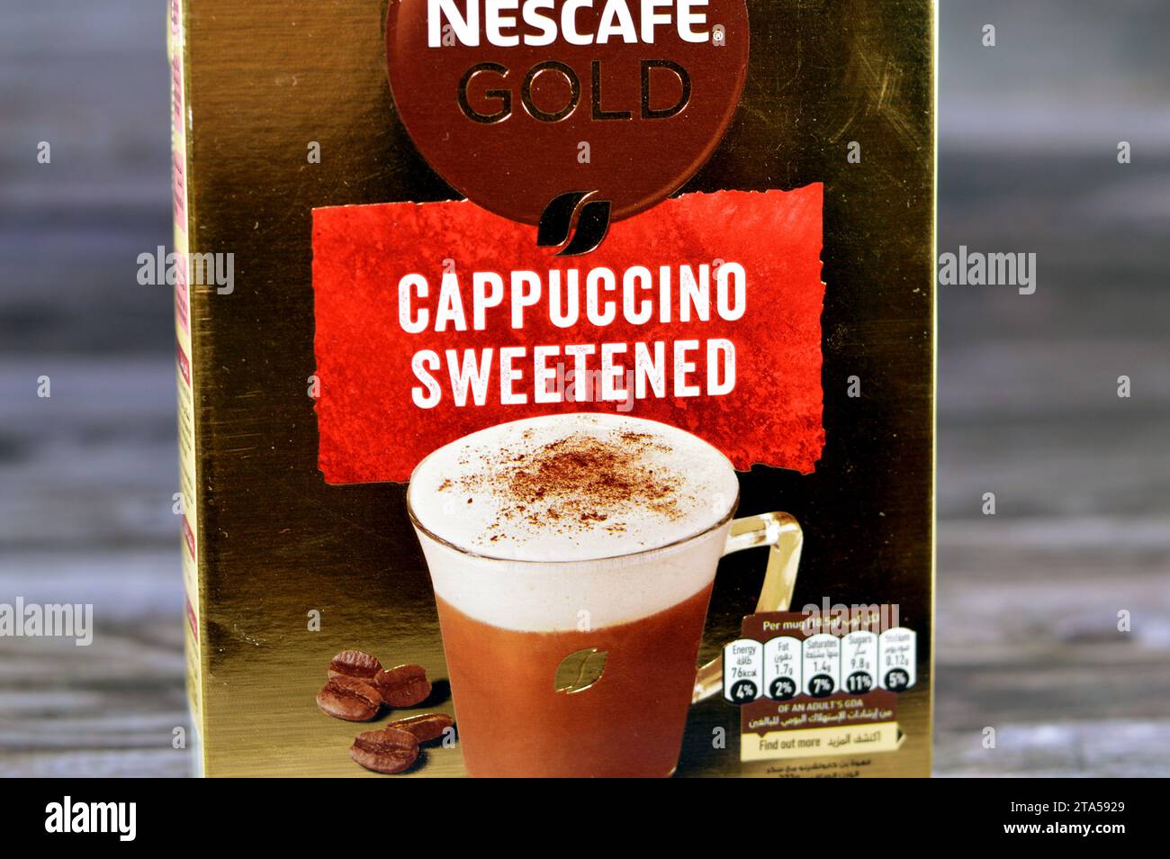 Cairo, Egitto, 4 novembre 2023: Nuova ricetta caramello Nestlé Nescafe Gold Cappuccino, completata da una vellutata schiuma di latte per portare il vero caffè Foto Stock