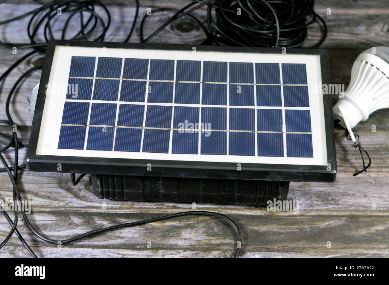 Una batteria multiuso caricata con un pannello solare, un dispositivo che converte la luce solare in elettricità utilizzando celle fotovoltaiche (PV) costituite da ma Foto Stock