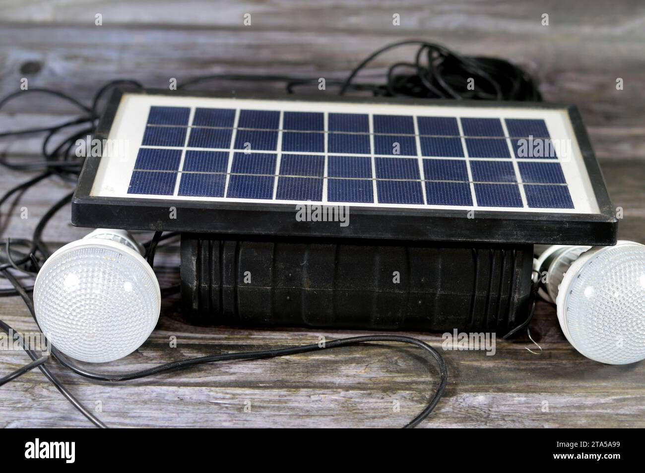 Una batteria multiuso caricata con un pannello solare, un dispositivo che converte la luce solare in elettricità utilizzando celle fotovoltaiche (PV) costituite da ma Foto Stock