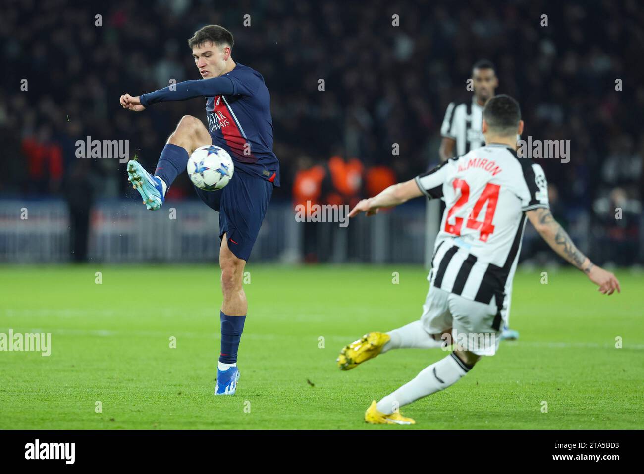 Parigi, Francia. 28 novembre 2023. © Sebastien Muylaert/MAXPPP - Parigi 28/11/2023 Manuel Ugarte del PSG durante la partita di UEFA Champions League tra il Paris Saint-Germain e il Newcastle United FC al Parc des Princes di Parigi, Francia. 28.11.2023 crediti: MAXPPP/Alamy Live News Foto Stock