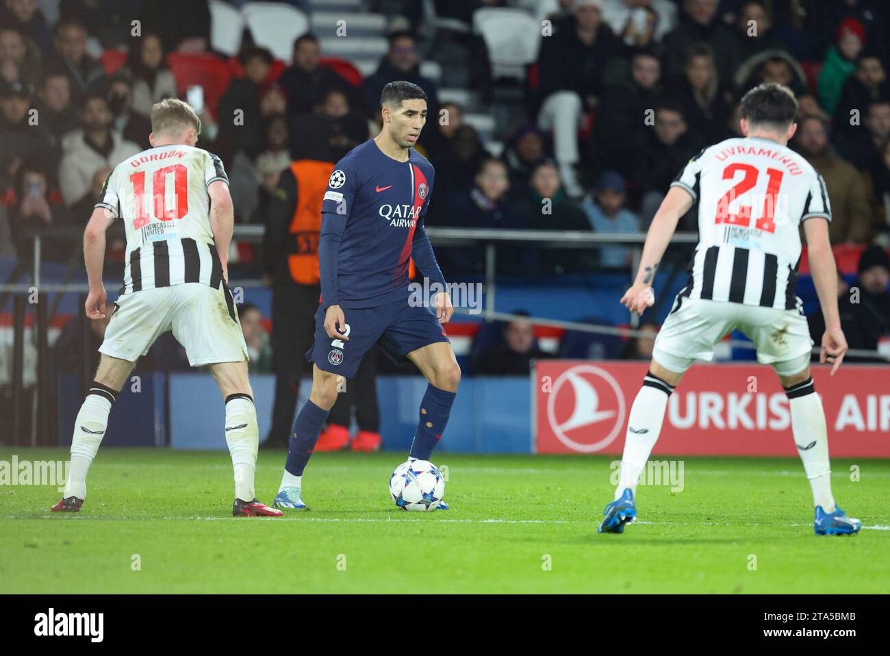 Parigi, Francia. 28 novembre 2023. © Sebastien Muylaert/MAXPPP - Parigi 28/11/2023 Achraf Hakimi del PSG durante la partita di UEFA Champions League tra Paris Saint-Germain e Newcastle United FC al Parc des Princes di Parigi, Francia. 28.11.2023 crediti: MAXPPP/Alamy Live News Foto Stock