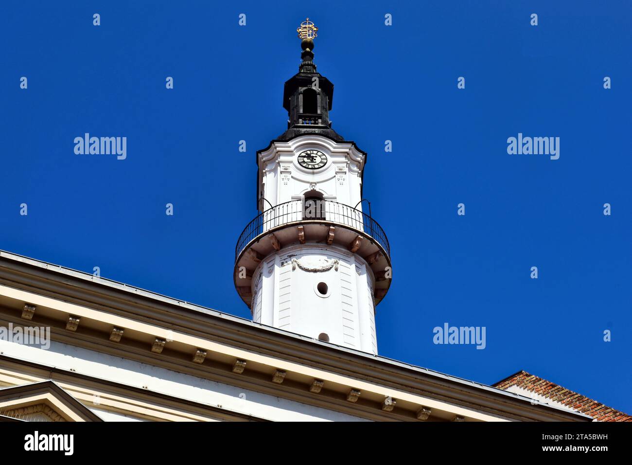 Torre di avvistamento del fuoco in stucco bianco decorato nella città di Veszprem, Ungheria. Vista dal tetto in vetro Zink ad angolo ridotto. famoso punto di riferimento. vecchia architettura. viaggi, turismo Foto Stock